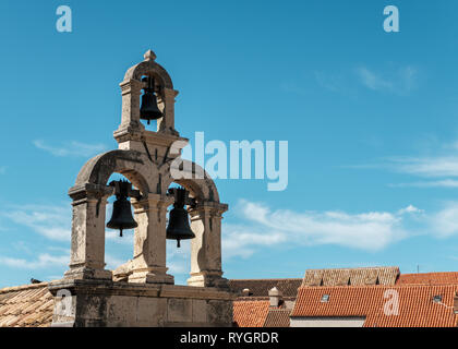 Blick auf die Drei Glockenturm in der Altstadt an einem sonnigen Sommer, Dubrovnik, Kroatien Stockfoto