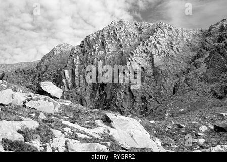 Berge und Klippen an der Conor Pass auf den wilden Atlantik der Kerry Way Stockfoto