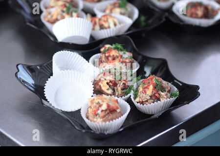 Bis zu schließen. Fleisch Muffins in Formen auf dem Tisch Stockfoto