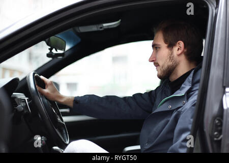 Geschäftsmann hinter dem Lenkrad sitzen Stockfoto