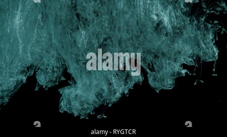 Tinte in Wasser. Türkis mit Silber Glitzer Farbe reagieren in Wasser abstrakte Wolkenformationen Stockfoto