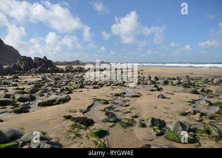 Süßwasser-Stream über Duckpool Strand bei Ebbe, in der Nähe von Bude, Cornwall, UK, September 2018 fließen. Stockfoto