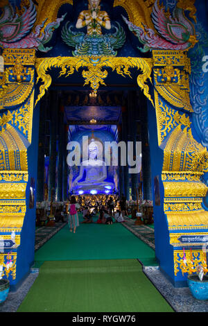 Wat Rong Suea Zehn, Bügel blau Chiang Rai, modernen buddhistischen Tempel, ist sehr auffällig für seine blaue Farbe in eine sehr lebendige und seine sehr aufwändige Schnitzereien Stockfoto