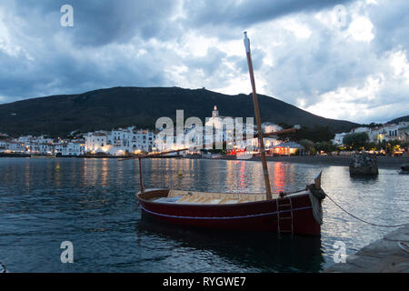 Cadaques Sonnenuntergang. Romantik im Mittelmeer. Das Dorf von Salvador Dali, Costa Brava, Girona, Katalonien, Spanien. Stockfoto