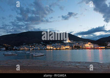 Cadaques Sonnenuntergang. Romantik im Mittelmeer. Das Dorf von Salvador Dali, Costa Brava, Girona, Katalonien, Spanien. Stockfoto