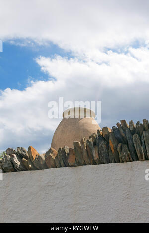 Mediterranen Dach Dekoration. Tontopf im Dach des Hauses Stockfoto