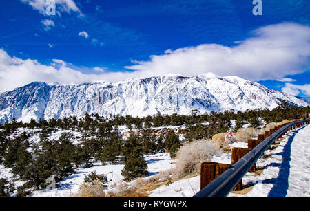 Dieser Blick auf die verschneite Sierra Nevada Mts ist entlang der Landstraße 395 Stockfoto