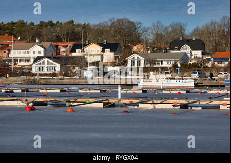 Häuser und gefrorene Hafen in Sigtuna, der ältesten Stadt in Schweden, Skandinavien Stockfoto