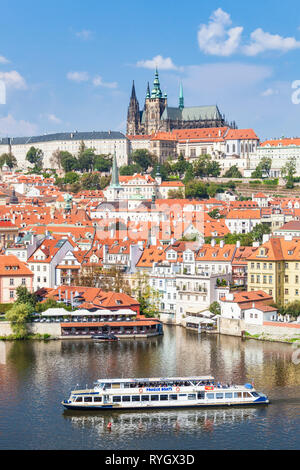 Moldau Bootsfahrt auf der Moldau Prager Burg und der St. Veits Kathedrale Mala Strana Prag Tschechische Republik Europa Stockfoto