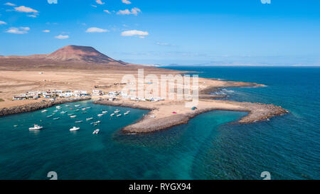 Luftaufnahme von einem kleinen Fischerhafen, an der Ostküste von Fuerteventura Stockfoto