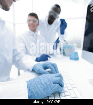 Aus der Nähe. Ein junger Wissenschaftler in einem modernen Labor Stockfoto