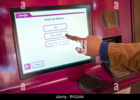 Valencia, Spanien - 09.März 2019: mit dem Finger auf dem Touchscreen auswählen Rundreise von Renfe Ticket Terminal. Bahn Ticket kaufen, Spanien. Stockfoto