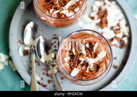 Hausgemachte vegan Mousse au Chocolat mit Kokosnuss creamand Kakao Stockfoto