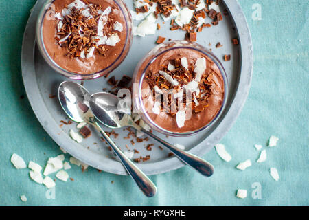 Hausgemachte vegan Mousse au Chocolat mit Kokosnuss creamand Kakao Stockfoto
