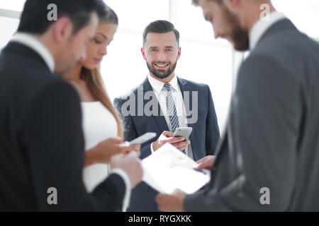 Bis zu schließen. Business Team die Überprüfung der finanziellen Daten. Stockfoto