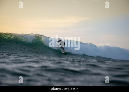 Surfer reiten Wellen auf der Insel Fuerteventura im Atlantischen Ozean Stockfoto