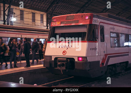 Valencia, Spanien - März 09, 2019: Lokomotive im Bahnhof. Spanische Bahn und Passagiere, vorbei an der Plattform. Stockfoto