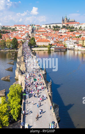 Karlsbrücke in Prag KARLSBRÜCKE MIT MENSCHEN Fluß Vltava beschäftigt zu Mala Strana PRAGER BURG PRAGER SKYLINE DER TSCHECHISCHEN REPLUBLIC EU EUROPA Stockfoto