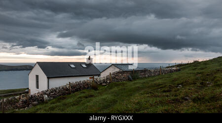 Dursey Island, Cork, Irland. 15 Juni, 2016 das alte Schulhaus, das nun in einem Ferienhaus auf der Insel Dursey, Co Cork, Irland umgebaut wurde. Stockfoto