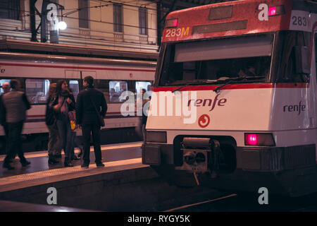 Valencia, Spanien - März 09, 2019: Lokomotive im Bahnhof. Spanische Bahn und Passagiere, vorbei an der Plattform. Stockfoto