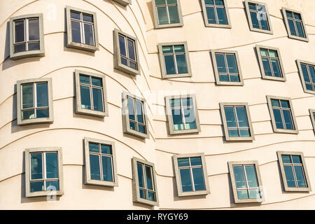 Curvy windows in verschiedenen Formen auf der Tančící dům Tanz House Prag als Fred und Ginger House Prag Tschechische REPLUBLIC EU EUROPA bekannt Stockfoto