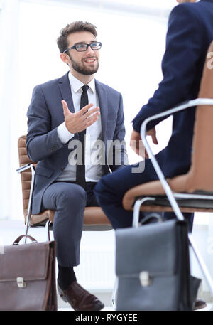 Zwei Geschäftsleute mit Aktentaschen in der Nähe von sich selbst Stockfoto