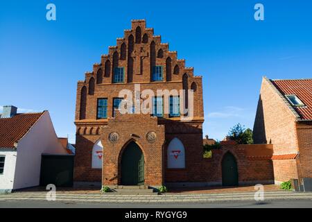 Rönne, Dänemark - 22. AUGUST 2018: Ehemalige katholische Heilige Hyacinthus Kirche gekauft und durch KFUM KFUK Club wiederverwendet Stockfoto