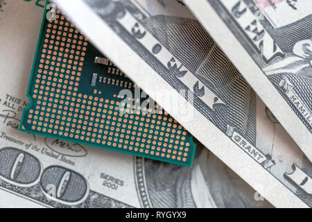 Desktop-CPU auf Dollar Währung Hintergrund. Konzept der Technologie Preis. Stockfoto