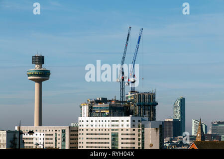 Liverpool, Merseyside, UK - 25. Februar 2019: Liverpool skyline mit Saint John's Beacon und dem Bau von großen Gebäuden mit Kränen Stockfoto