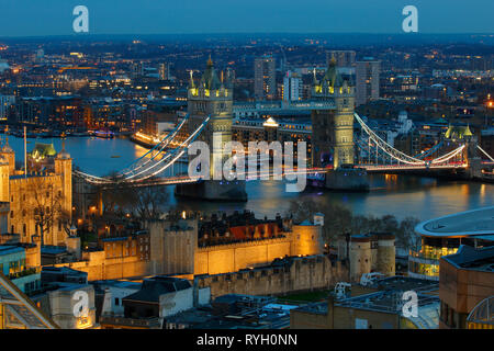 Tower Bridge London vom Dach bei 120 Fenchurch Street in der Dämmerung Stockfoto