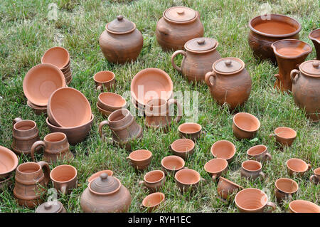 Viele traditionelle ukrainische handgefertigte Ton Produktion auf dem grünen Rasen Stockfoto