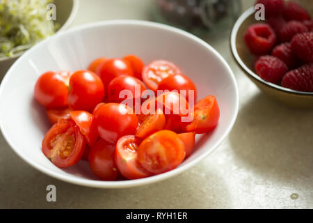 Kleine Tomaten, Weinrebe in Schüssel geschnitten Stockfoto