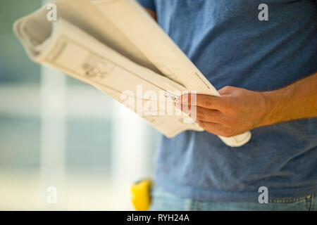 Mitte der erwachsene Mann stehend auf einer Baustelle. Stockfoto