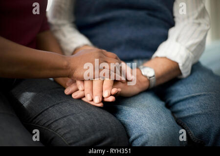 Die Hände eines weiblichen Krankenschwester an der Hand eines älteren Patienten. Stockfoto