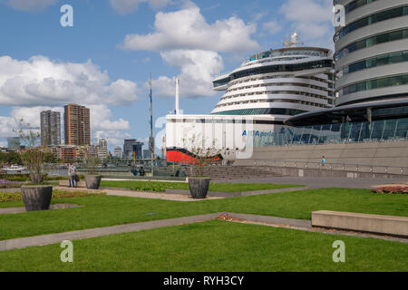 Modernste Kreuzfahrtschiff AIDAperla ist in Rotterdam am Cruise Terminal angedockt. Stockfoto