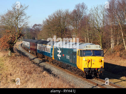 Klasse 5050015Pässe Federseite Bauernhof auf dem East Lancs Bahn während eines Diesel-Gala. Stockfoto