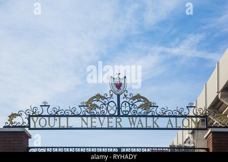 Reich verzierte "Du wirst nie allein' Formulierung über Black Metal Gates in der Nähe der Kenny Dalglish stand auf der Liverpool Football Club Anfield Road Stadium, UK. Stockfoto