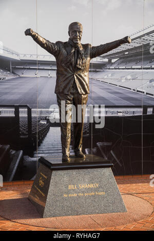 Bronzestatue des siegreichen Bill Shankly legendären schottischen ex - Manager von Liverpool Football Club von Tom Murphy außerhalb der Kop stand, Anfield Stadion Stockfoto