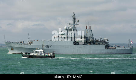 Die Royal Navy Umfrage Schiff HMS Echo (H 87) im Solent, UK am 4. Juli 2015, der von der Admiralität Pilot Boot begleitet. Stockfoto