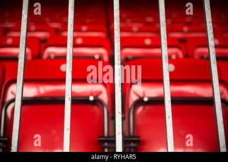 Zeilen von nummerierten faltbar glänzendes rot Kunststoff Platz für Fans auf den Terrassen der wichtigsten an der Liverpool Football Club Anfield Road Stadium, Lancashire, UK. Stockfoto