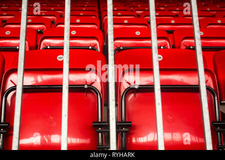 Zeilen von nummerierten faltbar glänzendes rot Kunststoff Platz für Fans auf den Terrassen der wichtigsten an der Liverpool Football Club Anfield Road Stadium, Lancashire, UK. Stockfoto