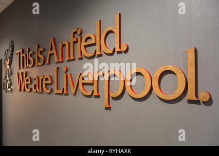 Dies ist Anfield Wir sind Liverpool Motto mit Leber Vogel LFC Logon auf der Innenwand der Spieler bei Liverpool Football Club Anfield Road Stadium Stockfoto