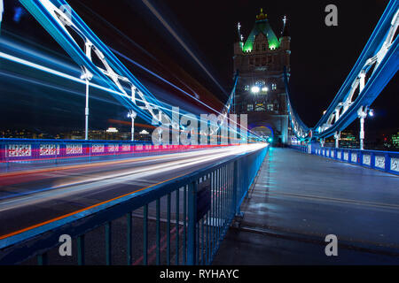 Die Tower Bridge in London, England. 13. März 2019. Die ikonische Brücke über die Themse in der Nacht mit einem der berühmten Türmen, mit Auto Licht Wanderwege in Stockfoto