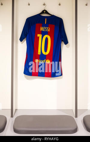 Lionel Messi. 10 Blau & Rot Gestreift FC Barcelona squad kit Shirt hängen in den Weg team Ankleidezimmer in Liverpool Football Club Anfield Road Stadium Stockfoto