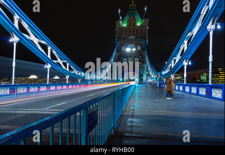 Die Tower Bridge in London, England. 13. März 2019. Die ikonische Brücke über die Themse in der Nacht mit einem der berühmten Türmen, mit Auto Licht Wanderwege in Stockfoto