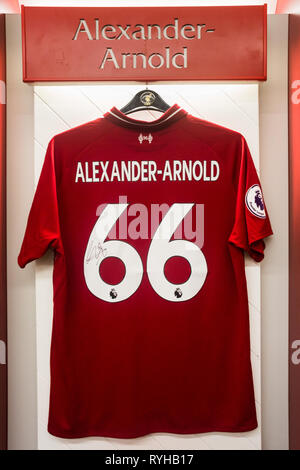 Trent Alexander-Arnold Nr. 66 2018/19 Premier League red Kit shirt Home Team Ankleidezimmer in Liverpool Football Club Anfield Road Stadium hängen Stockfoto