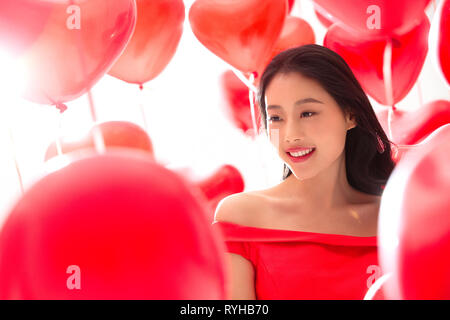 Junge Frauen und Ballons Stockfoto