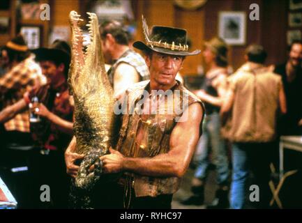 PAUL HOGAN, Krokodil, CROCODILE DUNDEE, 1986 Stockfoto