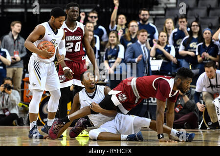 Brooklyn, New York, USA. 13 Mär, 2019. George Washington colonials und Massachusetts Minutemen Spieler kollidieren in der zweiten Hälfte bei Barclays Center. Credit: Terrence Williams/ZUMA Draht/Alamy leben Nachrichten Stockfoto