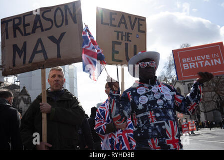 London, Großbritannien. 13. März 2019. Gruppe von Brexiteers vor den Toren des Parlaments in London, Großbritannien, heute. Credit: Joe Kuis/Alamy leben Nachrichten Stockfoto